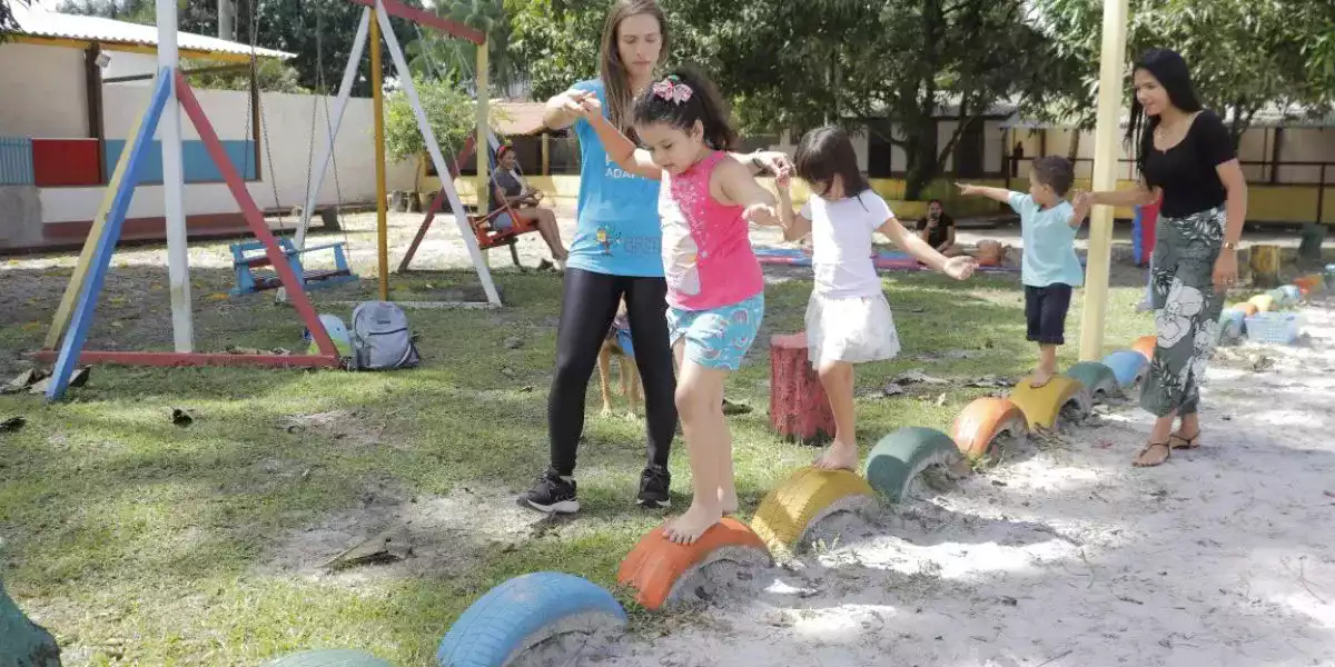 crianças fazendo exercício físico para tdah