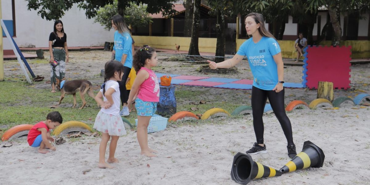 crianças fazendo atividade física para autismo