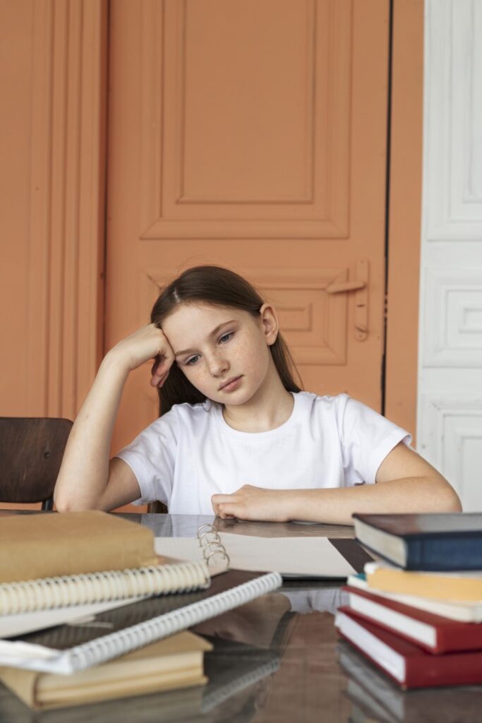 menina com livros tem sintomas de tdah