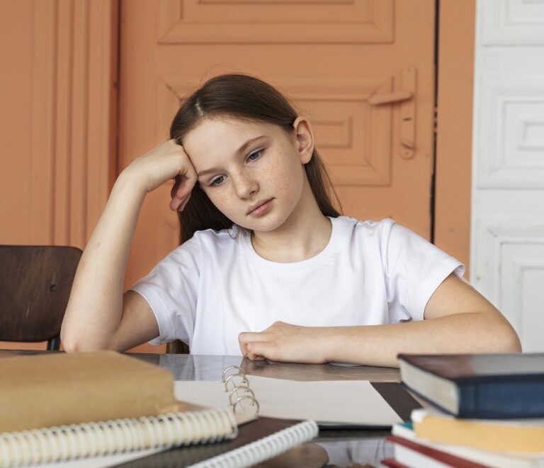 menina com livros tem sintomas de tdah
