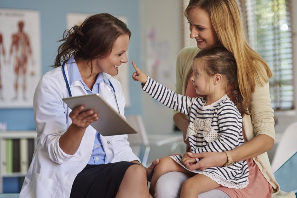 menina-com-mae-na-medica-para-tratamento-para-tdah