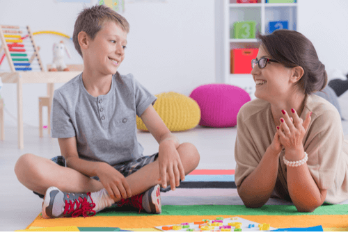 Como os pais podem ajudar a criança com autismo a se adaptar à escola