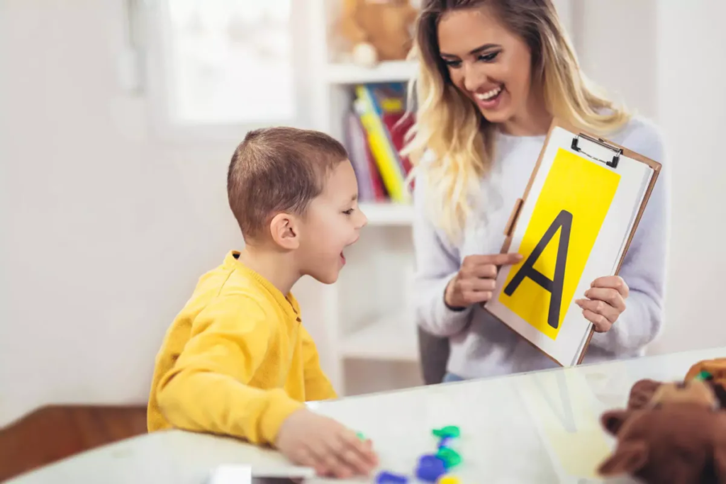 Quais são os benefícios de ter um médico especialista em desenvolvimento infantil envolvido no tratamento do autismo