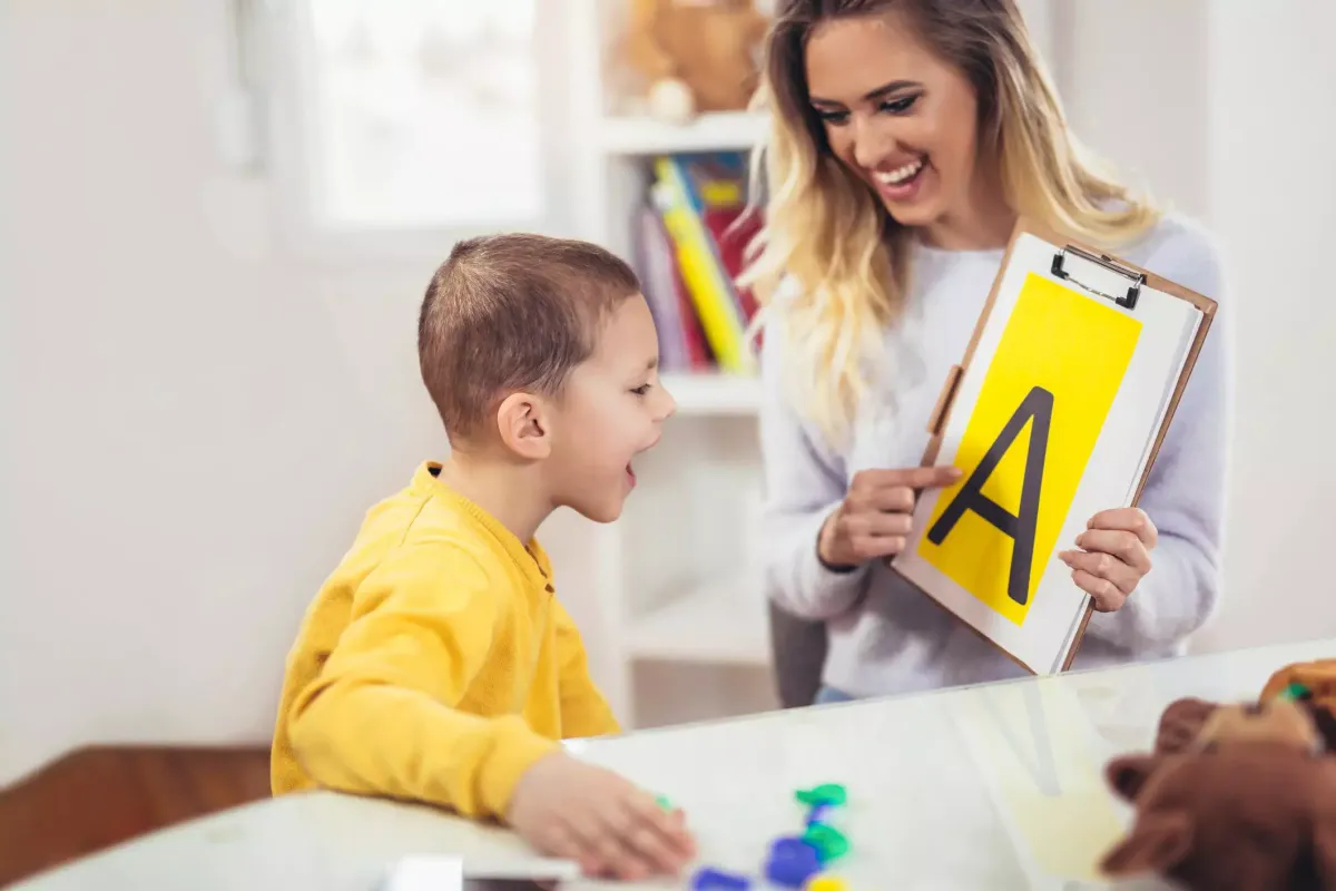 Quais são os benefícios de ter um médico especialista em desenvolvimento infantil envolvido no tratamento do autismo