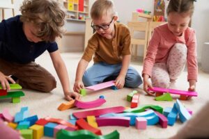 Criança participando de atividade sensorial com brinquedos educativos