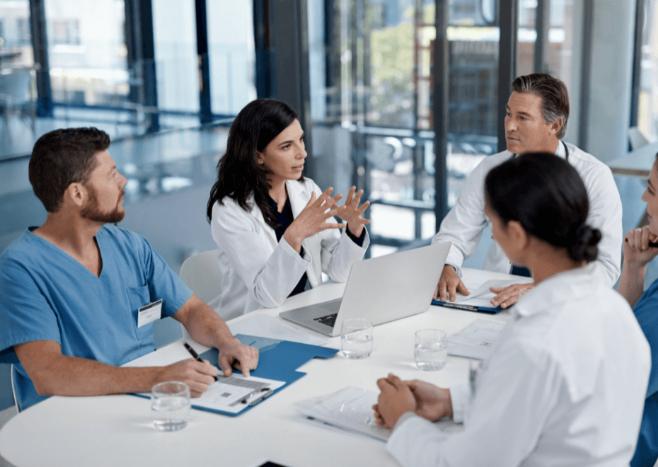 Equipe de profissionais discutindo o plano terapêutico de uma criança