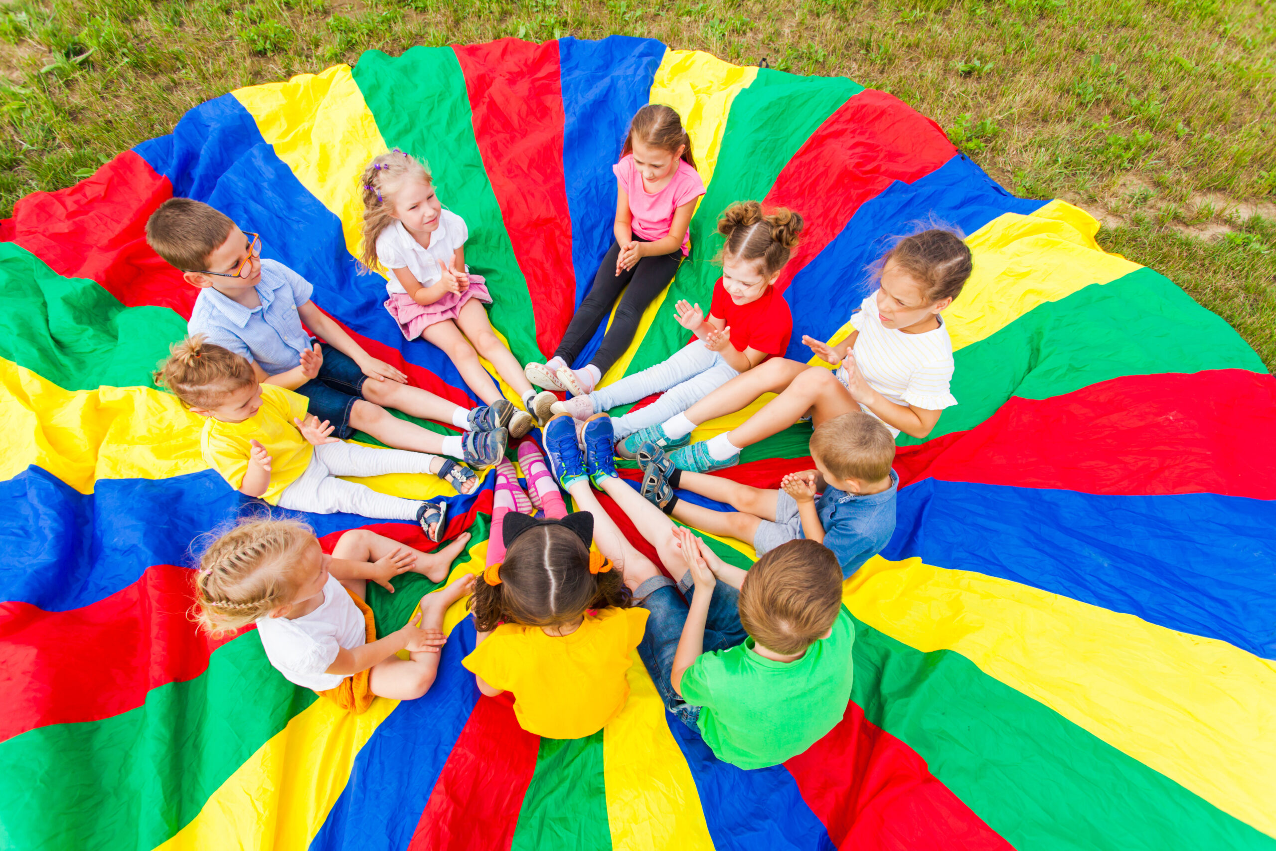 Crianças interagindo em roda durante brincadeira coletiva
