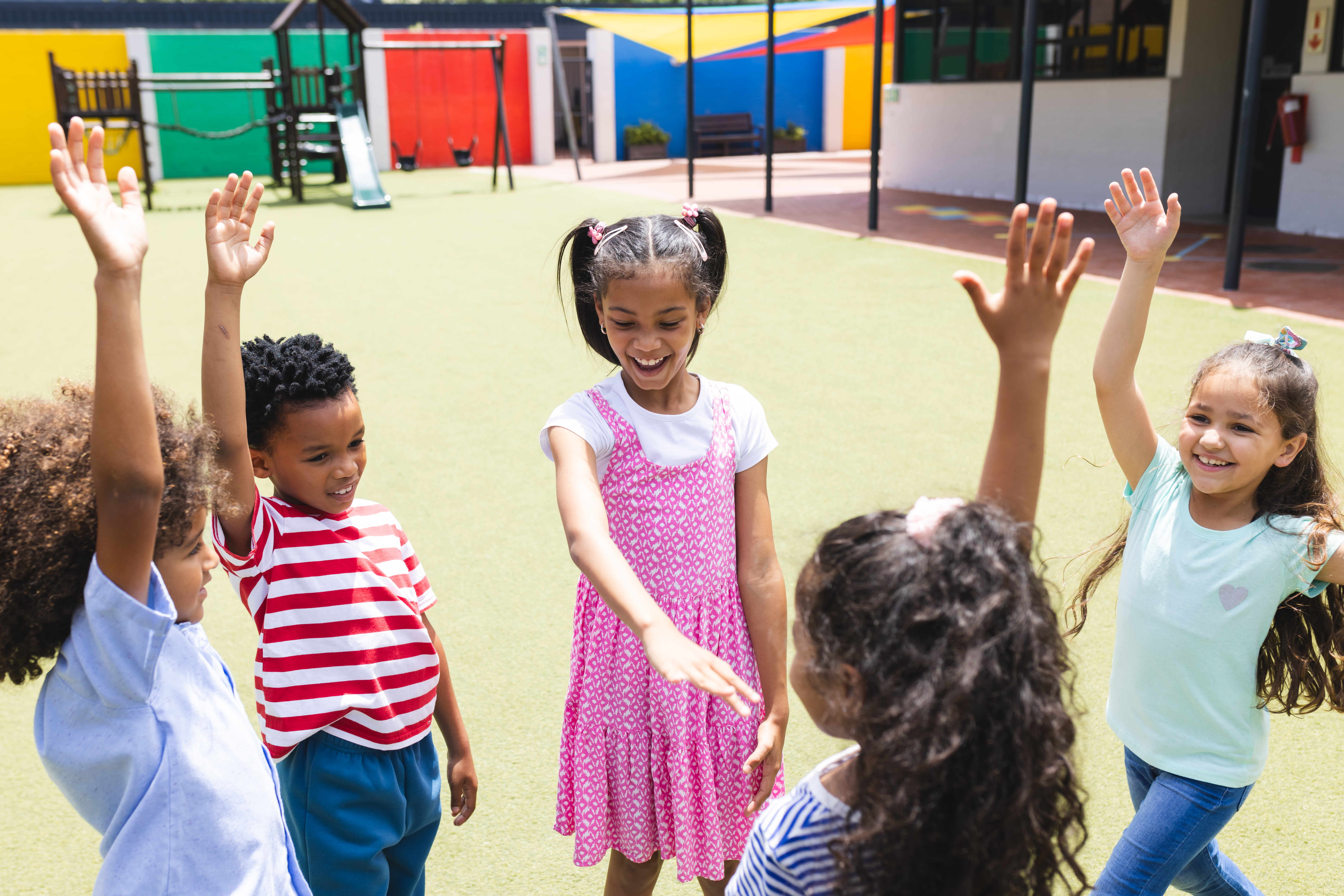 Crianças interagindo em roda durante brincadeira coletiva