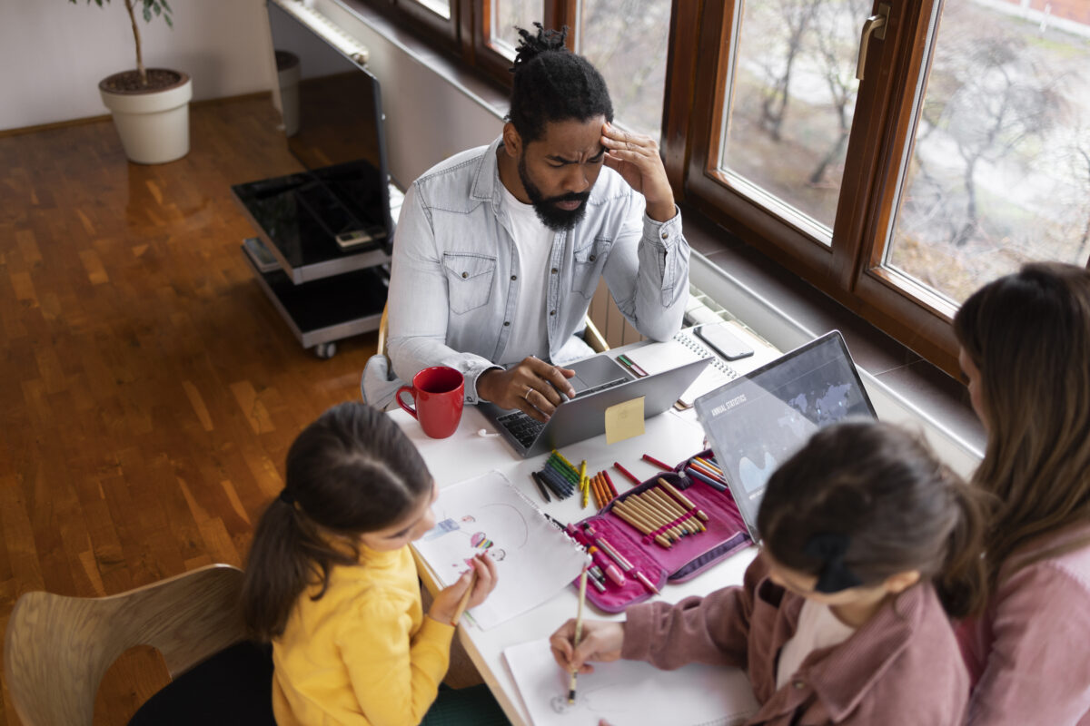 Criança montando uma sequência de atividades com pecinhas coloridas