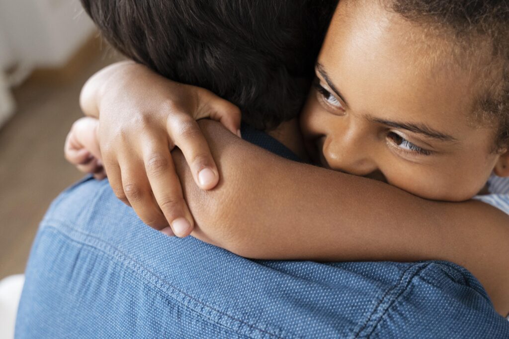 Criança sendo acolhida após comportamento impulsivo raivoso