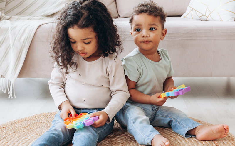 Criança intelectual olhando para grupo com expressão calma