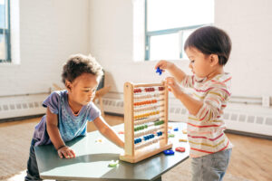 Habilidades sociais aprendidas no desenvolvimento infantil.